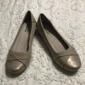 Baretraps Mitsy Tan/Light Gold Flats - size 9M
